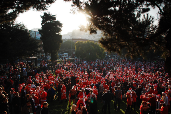 SantaCon en Washington Square, alcanza masa crítica al atardecer. Sábado 10 de diciembre, 2011. Foto por Kenny Sheftel