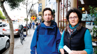 Julien Ball y Kat Snow, son solo dos de los tantos que estan ofreciendo su tiempo, trabajando en las calles de Bernal Heights, educando a la gente cuyos hogares están a punto de sufrir una ejecución hipotecaria. Photo Mabel Jiménez