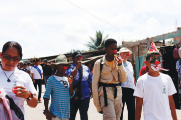 Una procesión de niños nicaragüenses vestidos como payasos en honor a Linder, un ávido malabarista que entretenía a los niños locales mientras trabajaba para traer electricidad a la aldea de San José de Bocay. A procession of Nicaraguan children dressed as clowns in honor of Linder, an avid juggler who entertained local children when he was working to bring electricity to the village of San José de Bocay. Photo Nina Claire Menconi