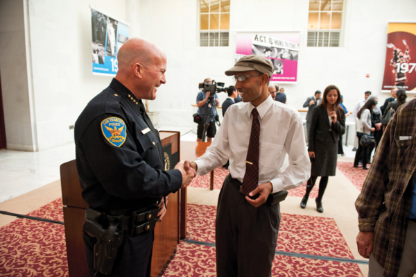 El jefe de policía Greg Suhr le da la mano a Adel Somaha después de que el alcalde Ed Lee firmara la Ordinancia de Derechos Civiles el 9 de mayo, 2012. Somaha fue uno de los miembros de la comunidad afectados por el Grupo de Trabajo Conjunto Contra el Terrorismo. San Francisco Chief of Police Greg Suhr shakes Adel Somaha’s hand after Mayor Ed Lee signed the San Francisco Civil Rights Ordinance May 9, 2012. Somaha was one of the community members affected by the Joint Terrorism Tasks Force. Photo Ramsey El-Qare