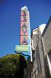 Originalmente una organización formada completamente por voluntarios y creada en 1986 por Ellen Gavin, el Centro Teatral Brava! existió en la Misión durante 10 años antes de moverse a su hogar actual, un anterior teatro de vodevil de 70 años de antigüedad. Originally, an all-volunteer organization created in 1986 by Ellen Gavin, the Brava! Theater Center existed in the Mission District for 10 years before moving into its current home, a former 70-year-old former vaudeville theater.