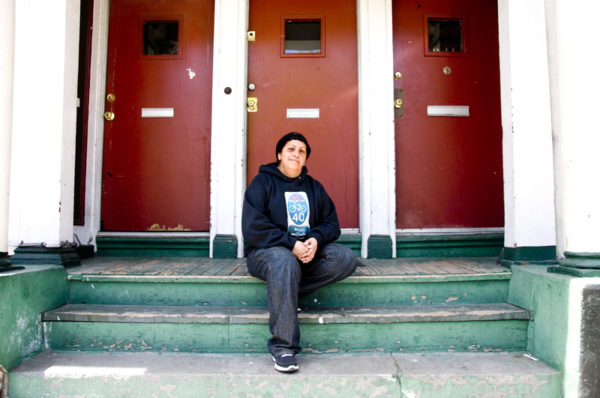Sandra Cuadra, en la escalera de su casa en la calle Harrison. Sandra Cuadra on the steps of her Mission home on Harrison Street. Photo Mabel Jiménez