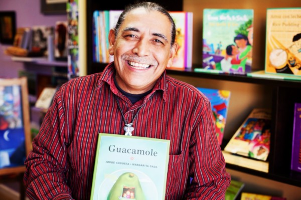 Jorge Argueta recibió el premio a ‘Mejor libro bilingüe ilustrado para niños’ del International Latino Book Awards por su libro Guacamole. Jorge Argueta received the award for “Best Illustrated Bilingual Children’s Book” of the year from the ‘International Latino Book Awards’ for his book “Guacamole.” Photo Nina Menconi